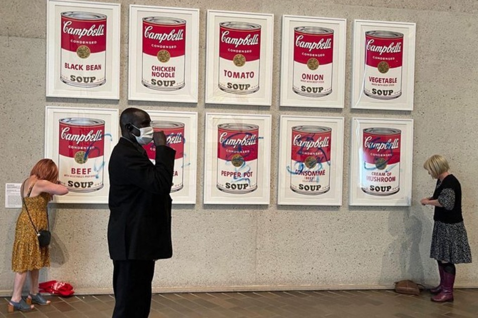 In der australischen Nationalgalerie in Canberra kam es zu einer weiteren Protestaktion gegen die Nutzung von fossilen Brennstoffen. Dieses Mal mussten Warhols Suppengemälde dran glauben.