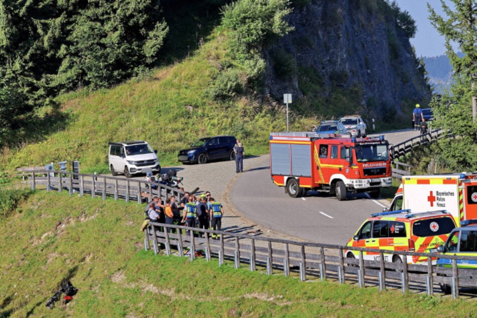 Einsatzkräfte versammelten sich an der Unfallstelle.