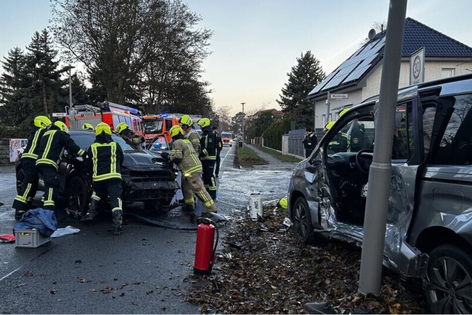 Die Feuerwehr musste die komplette Fahrertür entfernen.