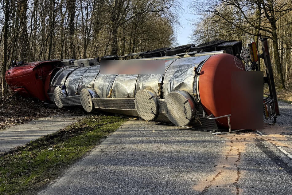 Ein Gefahrguttransporter ist am Donnerstagmorgen bei Itzehoe auf der B77 verunglückt.