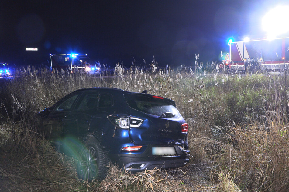 Auch der 72-jährige Unfallfahrer hat in seinem Renault, der im Grünstreifen landete, leichte Verletzungen erlitten.