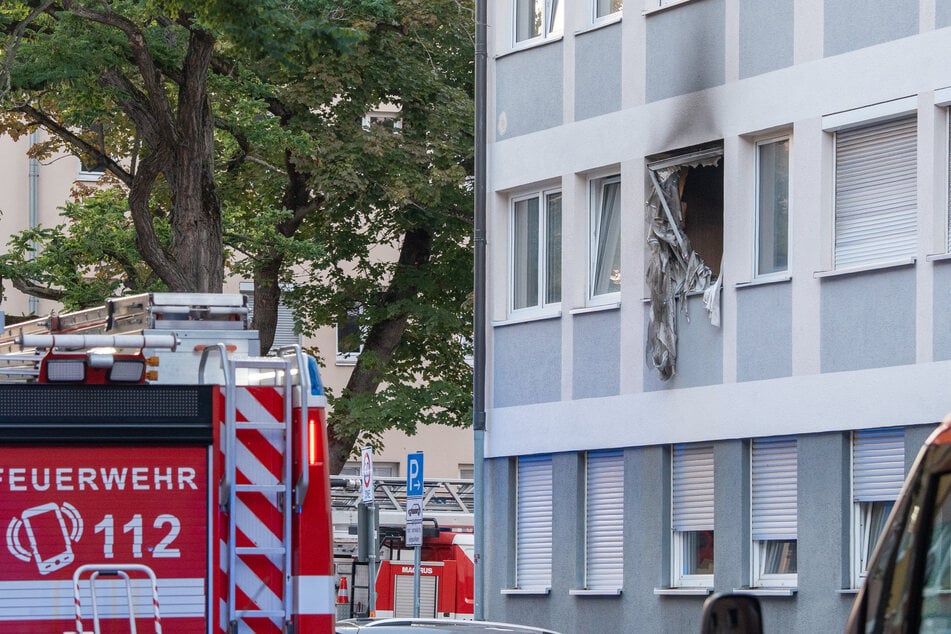 Das Fenster der betroffenen Wohnung wurde aus seiner Verankerung gerissen.