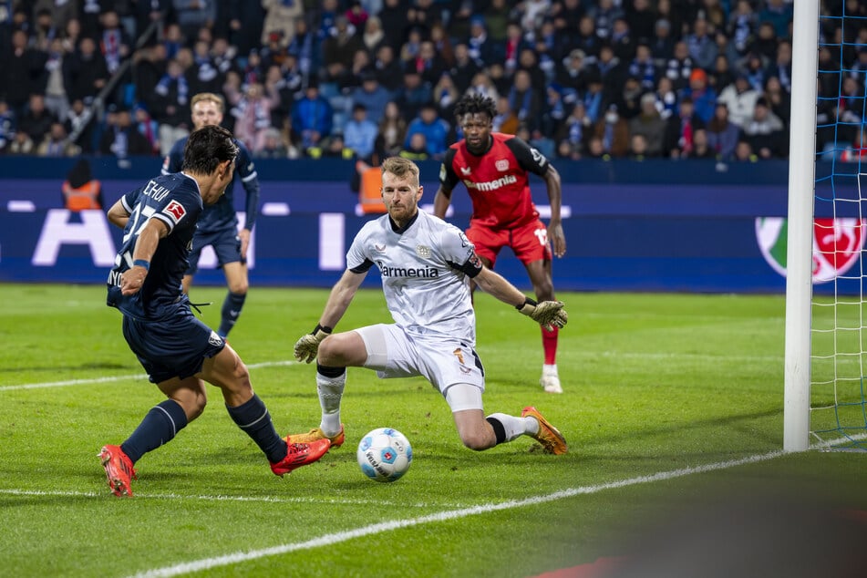 Der entscheidende Moment: Koji Miyoshi (l.) erzielt den Ausgleich zum 1:1-Endstand.