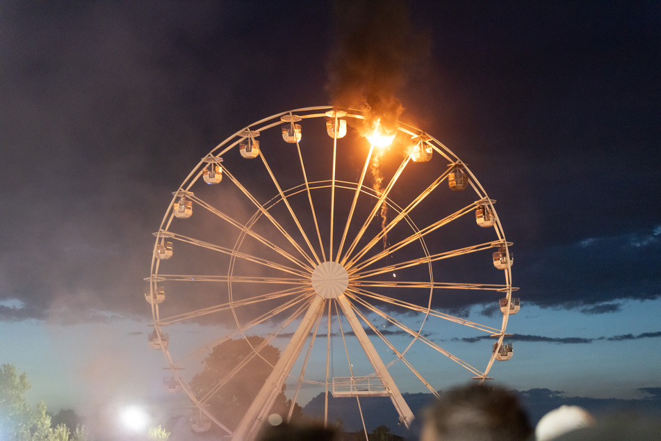 Ein Brand zweier Riesenradgondeln am Samstagabend konnte glücklicherweise schnell unter Kontrolle gebracht werden. Das Festival wurde fortgesetzt.