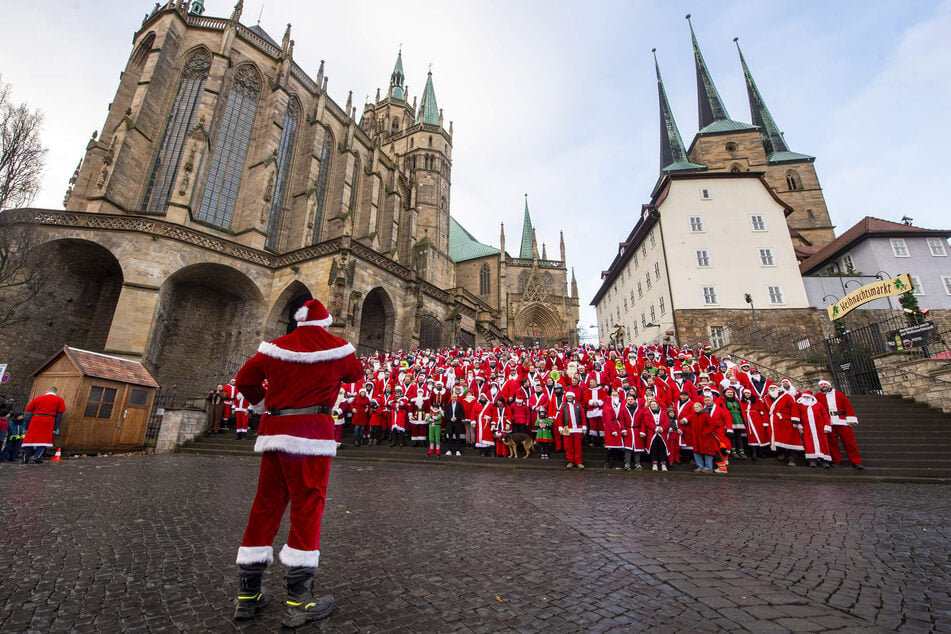 Die Weihnachtsmänner und Frauen sich trotzdem am Erfurter Dom.