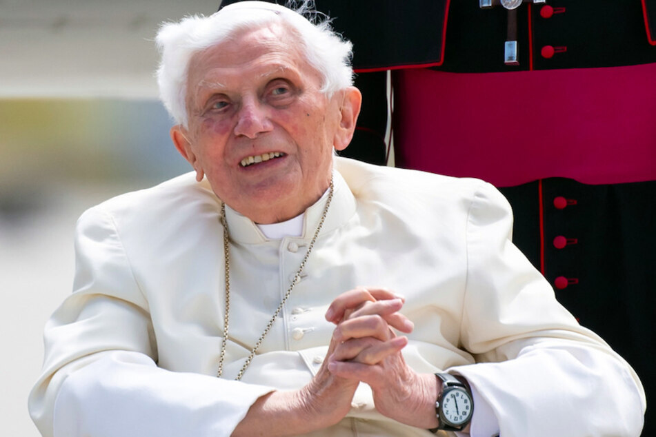 Der emeritierte Papst Benedikt XVI. (95) soll für das Landgericht Traunstein eine Stellungnahme in einem Missbrauchsfall verfassen. (Archiv)
