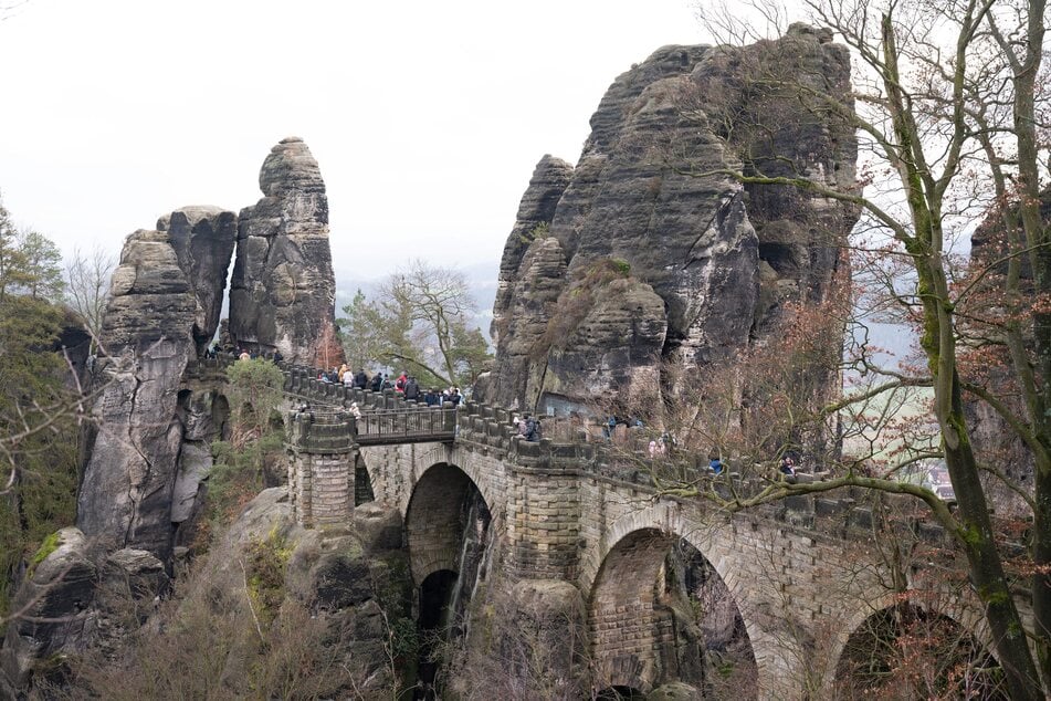 Wer die Bastei besuchen und dafür den P+R-Parkplatz nutzen möchte, muss bald tiefer in die Tasche greifen. (Archivbild)