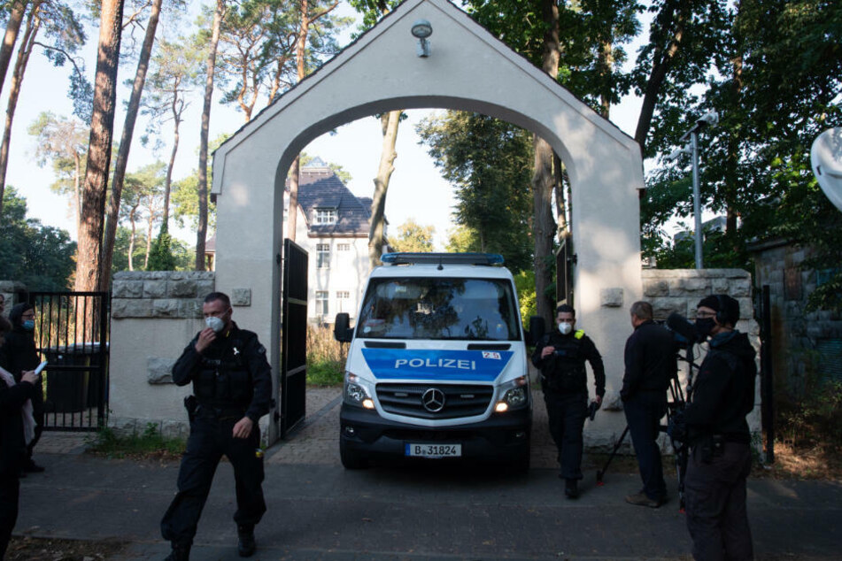 Polizeibeamte stehen im Rahmen einer Durchsuchung vor einem Grundstück in Kleinmachnow. Seit 6 Uhr morgens durchsuchen 300 Beamte der Polizei und Steuerfahndung insgesamt 18 Häuser, Wohnungen und Geschäftsräume in Berlin, Brandenburg und der Schweiz.