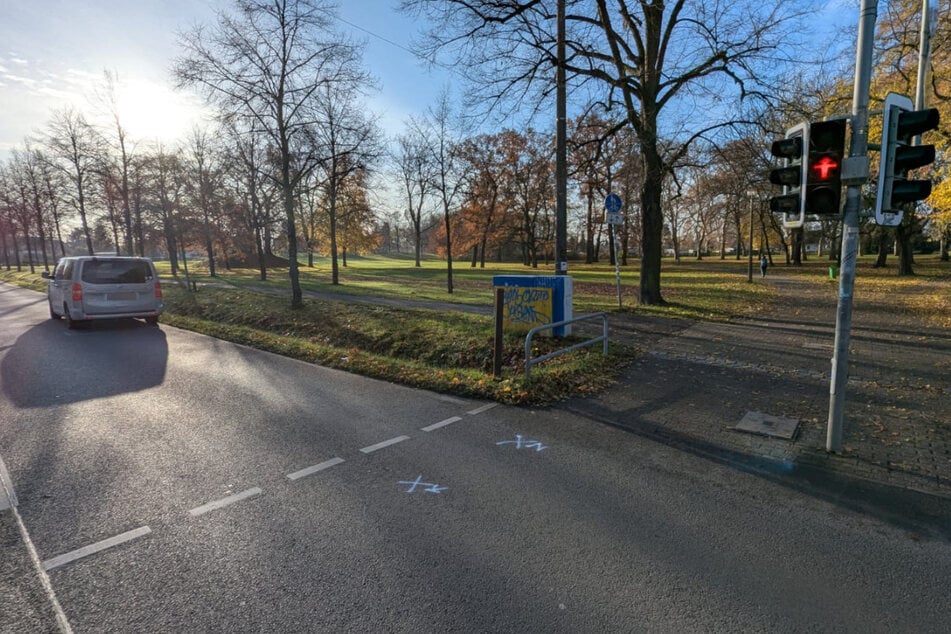 Der Unfall ereignete sich an einer Fußgängerampel in Höhe der Haltestelle Meusdorf.