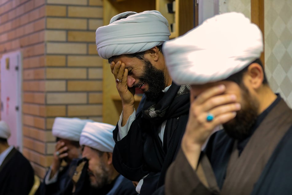 Schiitische Muslime trauern um den iranischen Obersten Führer Chamenei, der bei einem US-Luftangriff in Teheran getötet wurde, während einer symbolischen Beerdigung in Nadschaf.