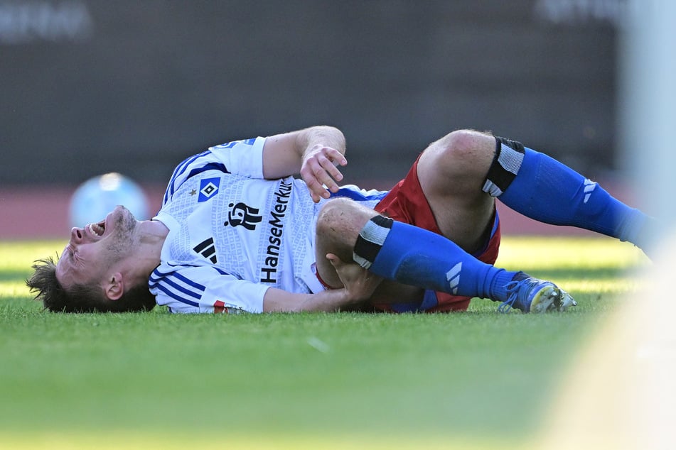 HSV-Profi Noah Katterbach (23) krümmt sich vor Schmerzen: Im Testspiel gegen Bukarest erlitt der Abwehrspieler einen Kreuzbandriss.