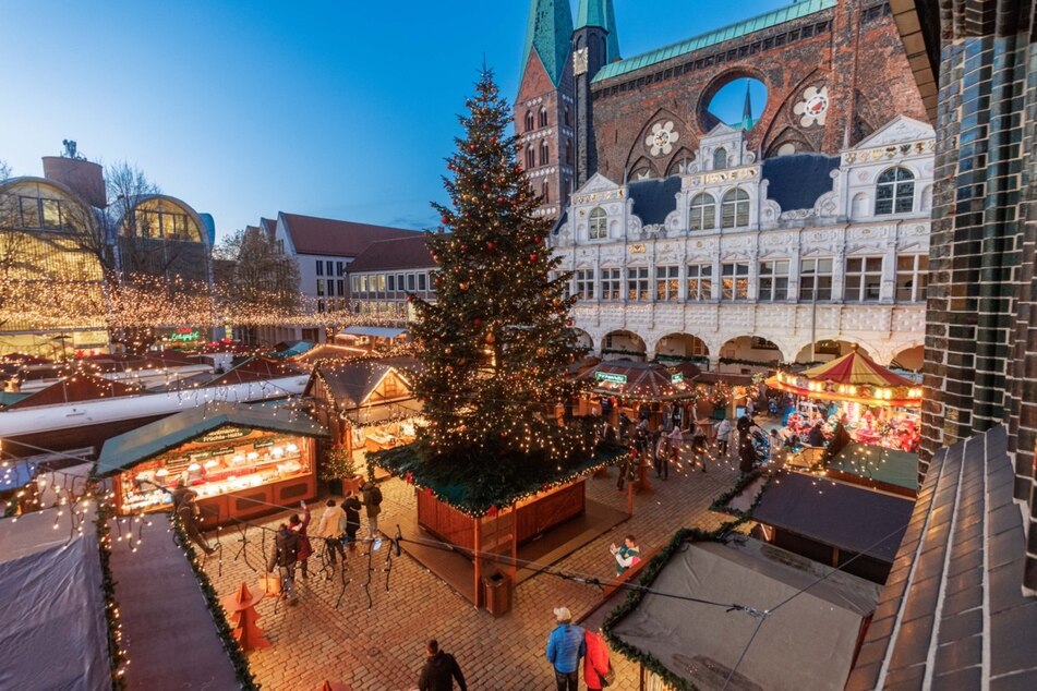 Der klassische Weihnachtsmarkt am Rathaus ist eines der Highlights zur Weihnachtszeit in Lübeck.