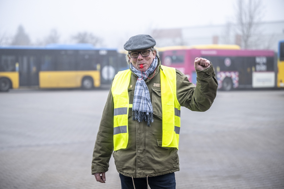Steffen Scholz (61) zog den Arbeitskampf in der Kälte dem warmen Fahrersitz im Bus der Linie 32 vor.