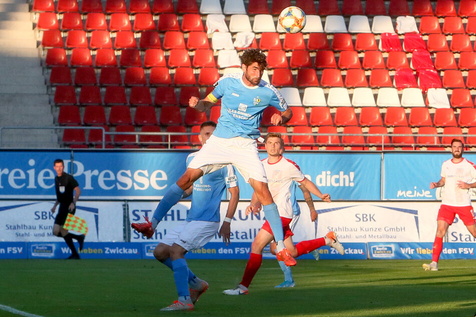 Der Kapitän bleibt an Bord! Niklas Hoheneder (beim Kopfball) geht mit dem CFC in die Regionalliga.