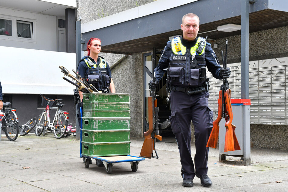Hamburg: Waffenlager in Billstedt: Polizei räumt Wohnung leer