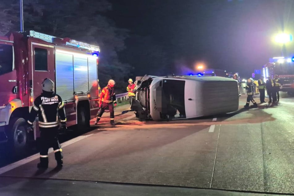 Der Kleintransporter ist nach dem Crash auf der Seite liegen geblieben.
