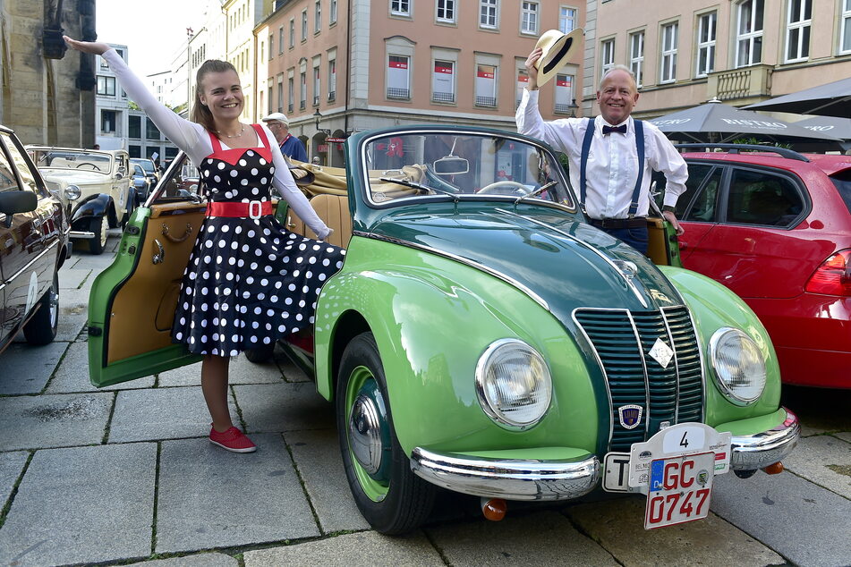 Karsten Pfau (56) und Tochter Jule (25) aus Hohenstein-Ernstthal sind passend zum EMW IFA F9 Vollcabrio aus dem Jahr 1955 gekleidet.