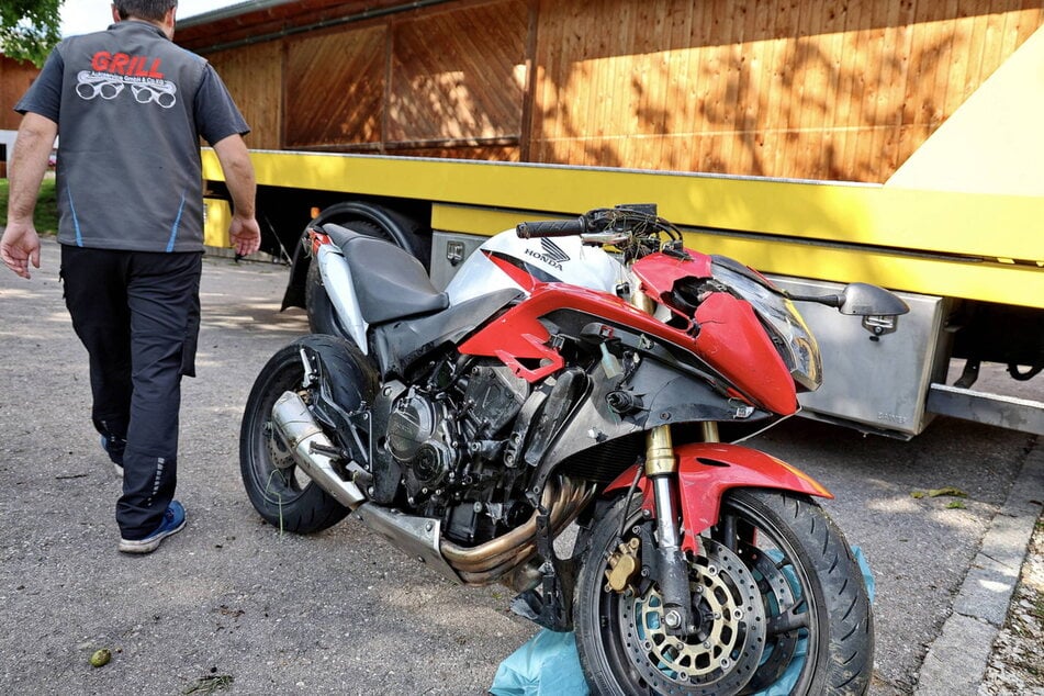 Der Motorradfahrer wurde von seinem Bike geschleudert.