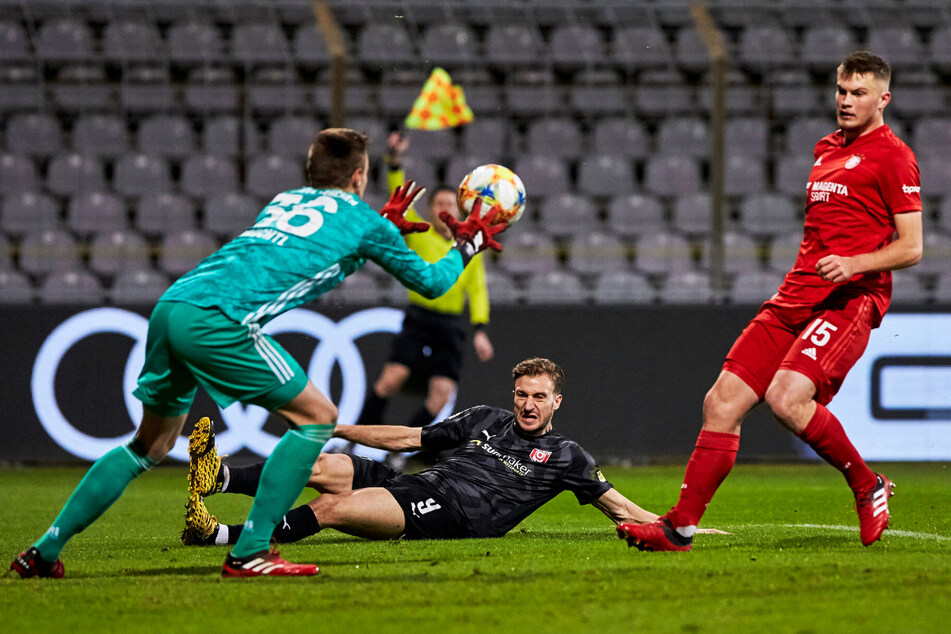 Pascal Sohm (29, M.) beim Rückspiel des Halleschen FC in München. Er verlor damals mit 1:6! Rechts im Bild: Lars Lukas Mai (20), der Bruder von Dynamo-Kapitän Sebastian (27).