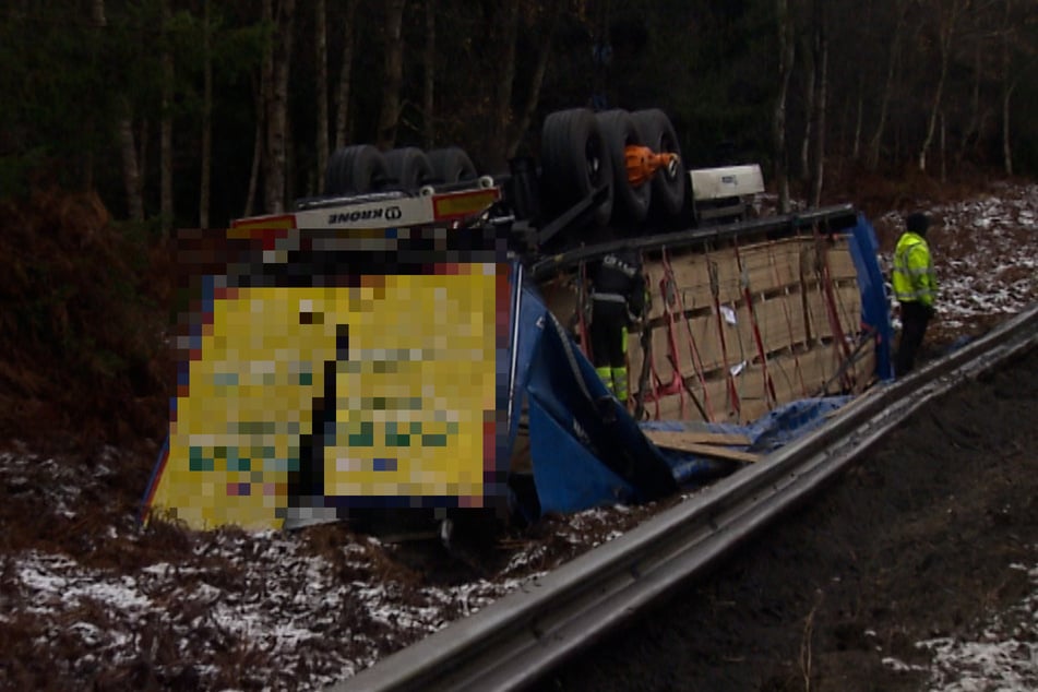 Ein Lastwagen hatte sich auf der A7 zwischen Hannover und Hamburg überschlagen, der Fahrer verstarb am Unfallort.