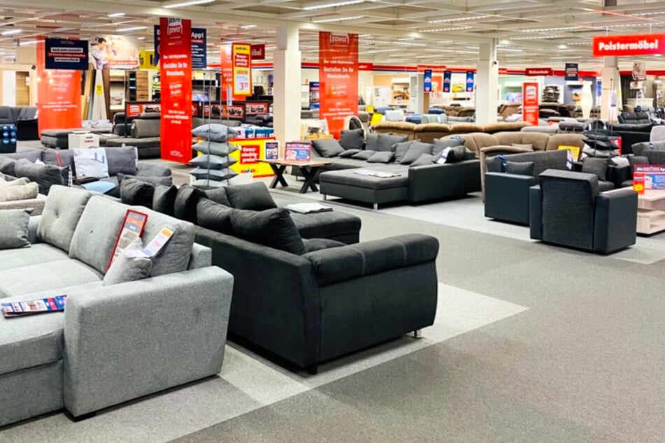 Diese schicken Sofas gibt's am Sonntag (12.10.) bei ROLLER besonders günstig