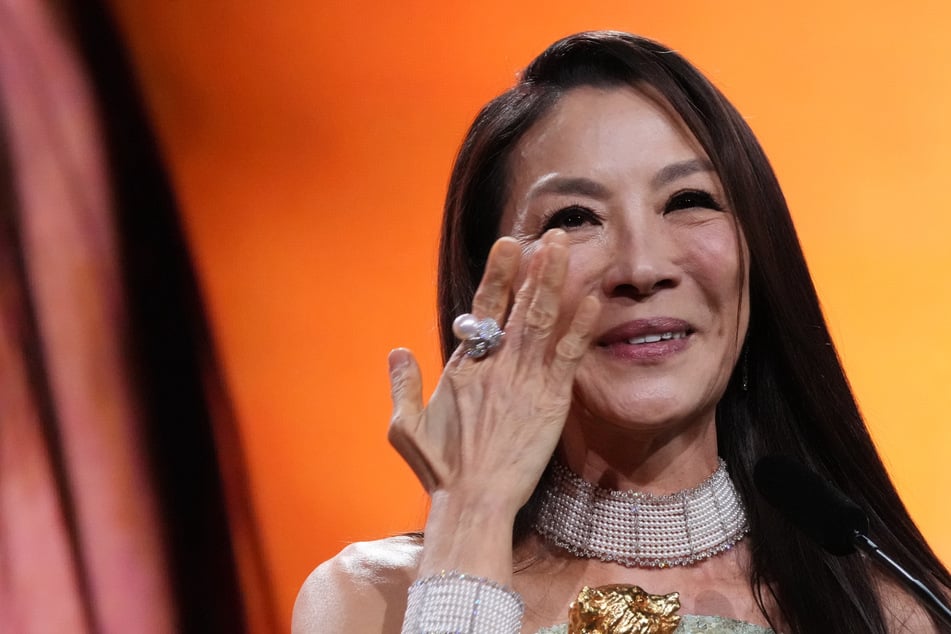 Standing Ovations und Tränen: Oscargewinnerin Michelle Yeoh mit Ehrenbär ausgezeichnet