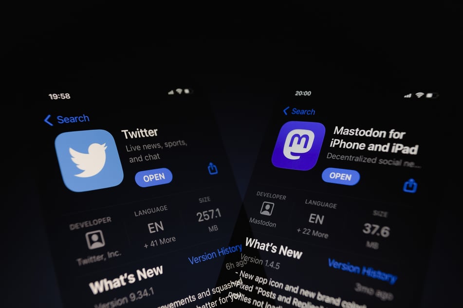 Die Apps von Twitter, einem sozialen Medium, und Mastodon, einem dezentralen sozialen Netzwerk sind auf zwei Smartphones zu sehen.