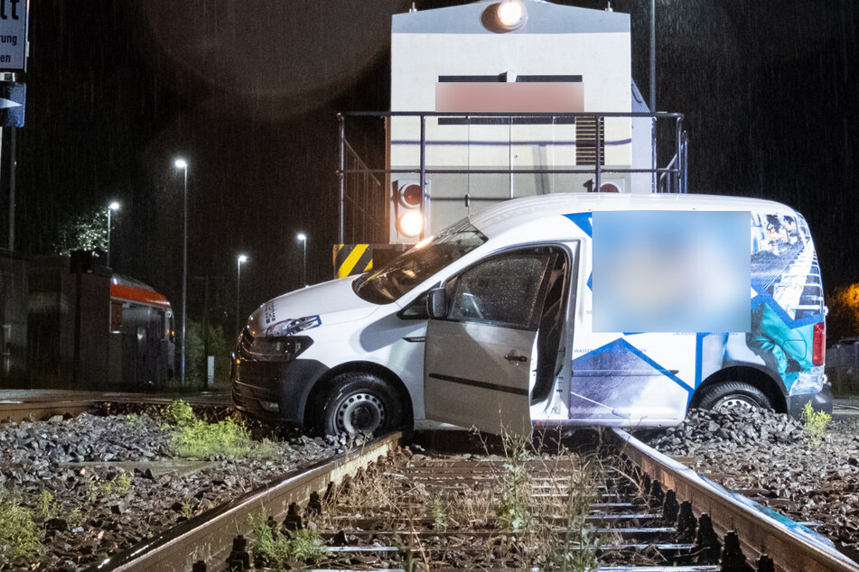 Unfall am Bahnübergang: Rangierlok kracht in Lieferwagen