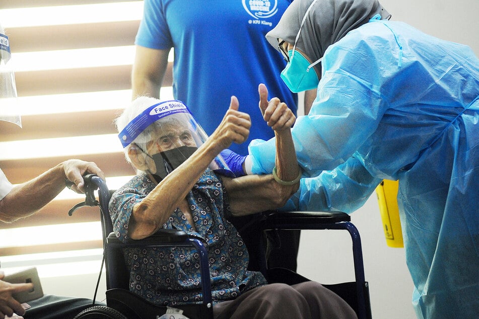 Eine 101-Jährige erhält ihre zweite Impfdosis. In Israel hätte die Frau in wenigen Monaten Anspruch auf eine Drittimpfung.