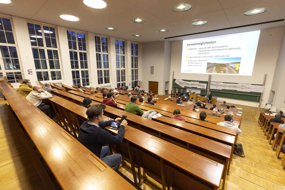 In einem Hörsaal der Uni kam die Stadtverwaltung mit Bürgern ins Gespräch.