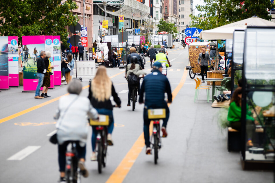 Fahrradfahrer fahren auf dem autofreien Teil der Friedrichstraße in Berlin-Mitte.