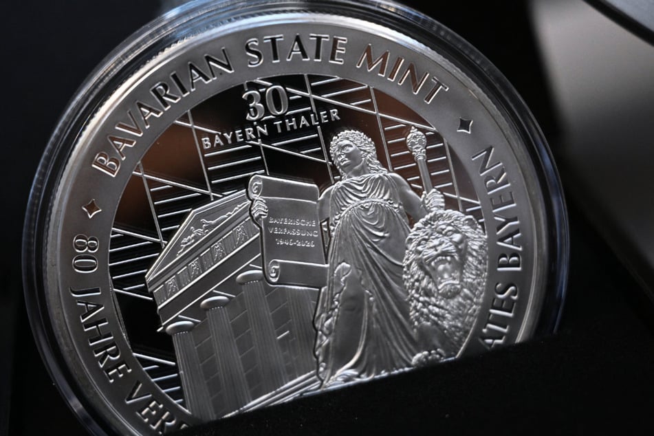 Diese Feinsilber-Version des "Bayern Thalers" kostet 3349 Euro. Es gibt auch andere Motiv- und Edelmetall-Varianten ab etwa 60 Euro.