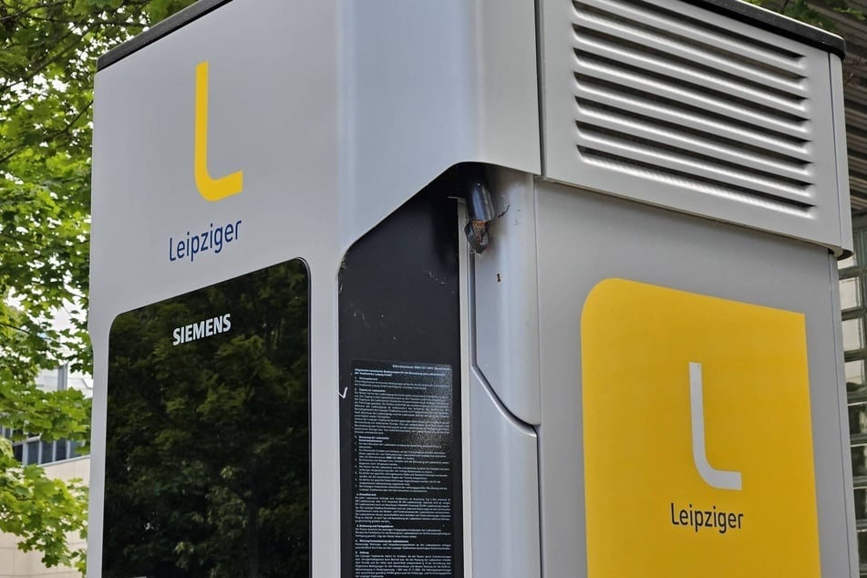 Die Diebe trennen die Kabel durch und verschwinden dann. (Archivbild)