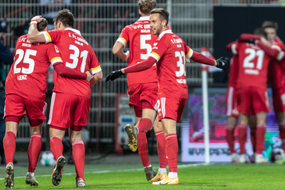Unions Christopher Lenz (l.-r.), Robin Knoche, Marvin Friedrich und Marcus Ingvartsen jubeln nach Teucherts 1:0 Siegtreffer gegen Bayer Leverkusen.