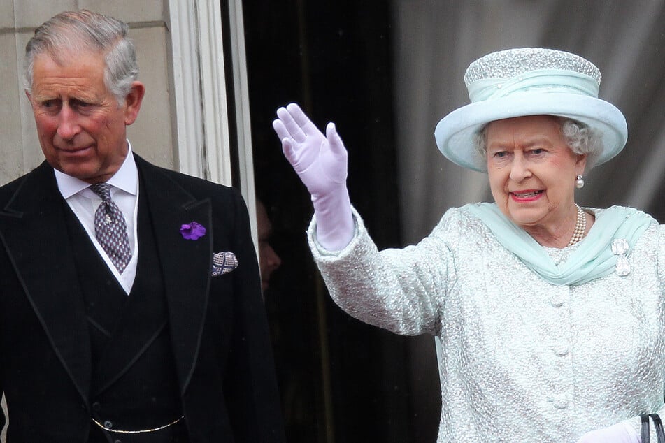 Queen Elizabeth und König Charles im Jahr 2012.