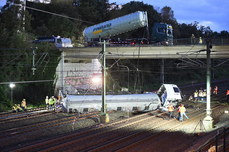 In der Nacht auf Samstag wurde mit der Bergung des verunglückten Lastwagens begonnen.