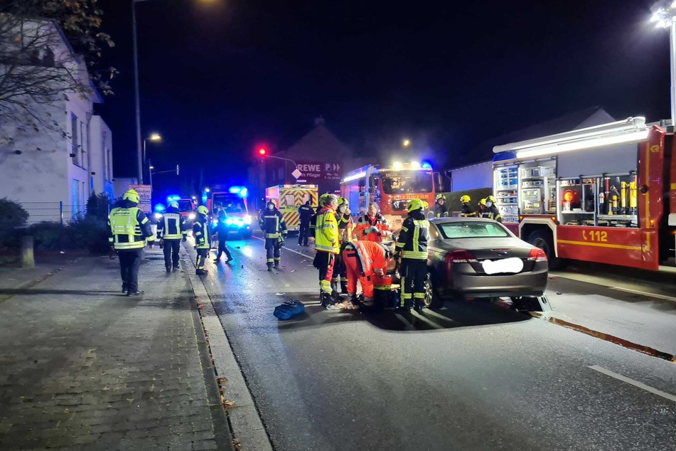 Die Rettungseinheiten aus Niederpleis, Buisdorf, Mülldorf und Hangelar waren im Einsatz, um die verunfallten Personen zu retten.