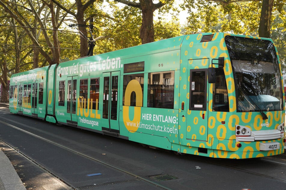 Am Mittwoch haben die KVB gemeinsam mit der Stadt anlässlich der zweiten Kölner Klimawoche die neue Bahn am Neumarkt in Betrieb genommen.