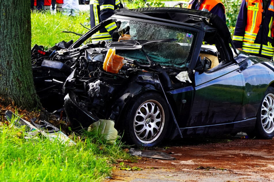 Auf der B3 im Kreis Bergstraße kam es zu einem tödlichen Crash: Ein Cabrio krachte gegen einen Baum!