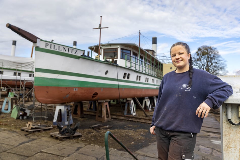 Azubi Leonie Kreher (21) macht gerade ihren Lieblingsdampfer "Pillnitz" flott.