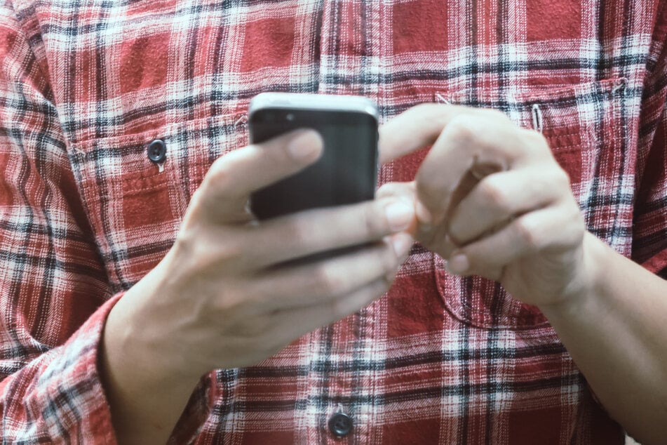 Der 52-Jährige hatte sein Handy im Zug nach Halle vergessen und sich deshalb an die Polizei gewandt. Dabei kamen jedoch mehr Infos über ihn heraus als erwartet. (Symbolbild)