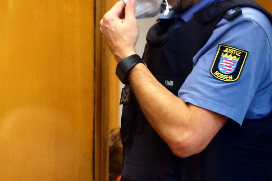 Der blutige Angriff mit einer Gabel beschäftigte das Landgericht Frankfurt, das am Mittwoch die 48-jährige Täterin dauerhaft in eine Psychiatrie einwies. (Symbolbild)