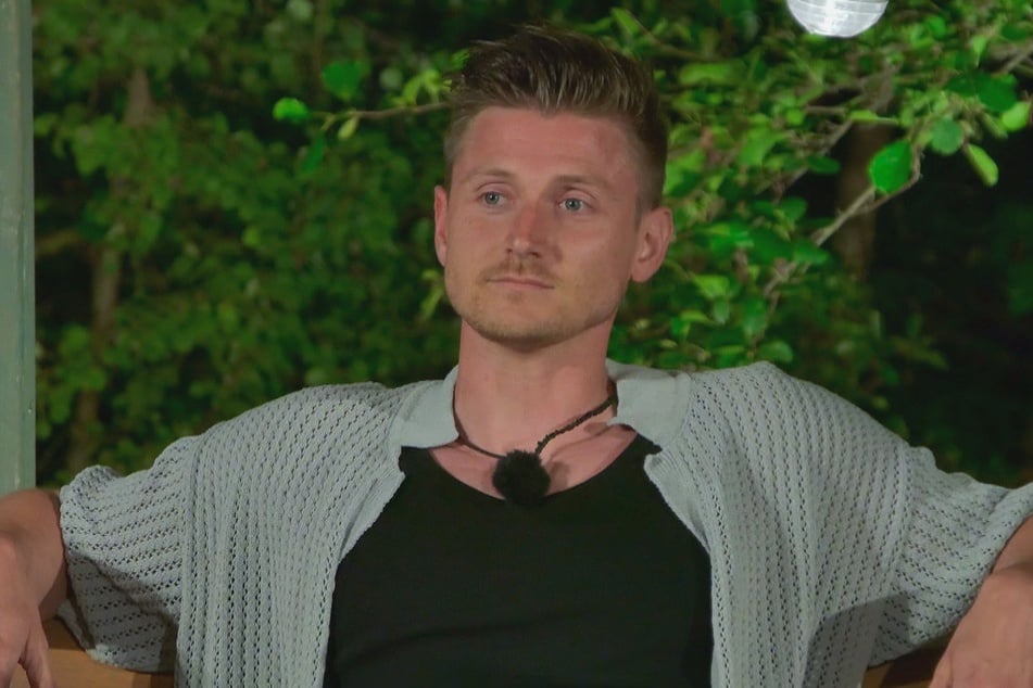 Tommy motzt bei der Nominierung gegen Tara.