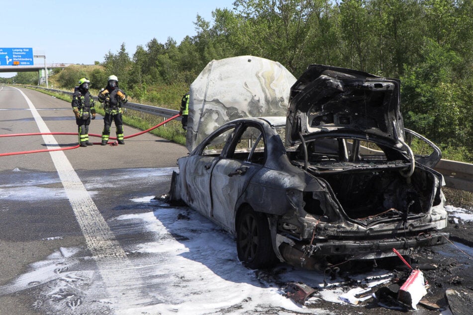 Unfall A38: Brennendes Auto sorgt für Sperrung auf A38 bei Leipzig