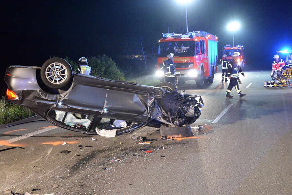 Der BMW überschlug sich und blieb auf dem Dach liegen.