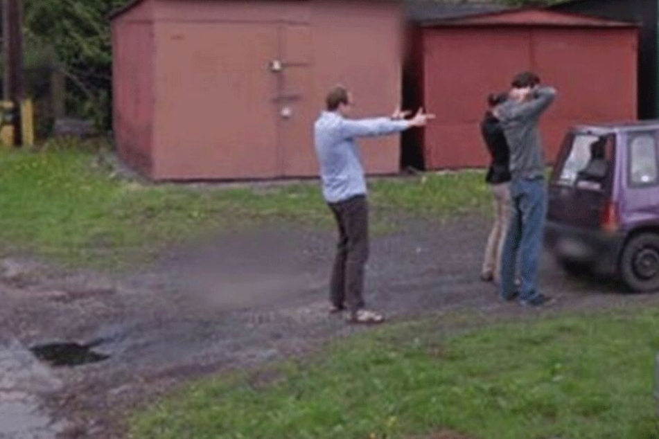 Pärchen mit Waffe bedroht: Google Street View macht bizarre Aufnahme