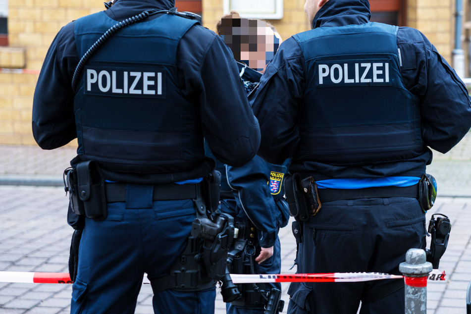 Polizisten vor einer Kneipe in Frankfurt/Nieder-Eschbach: In der Gaststätte wurde in der Nacht zu Dienstag ein 59-jähriger Mann erschossen.
