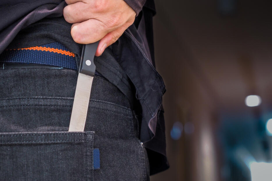 Der 33-Jährige soll mit einem Steakmesser auf sie eingestochen haben. (Symbolbild)