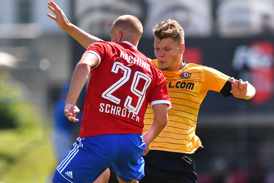 Testspiel gegen die SpVgg Unterhaching: Kevin Ehlers (r.) versucht, Felix Schröter zu stoppen.