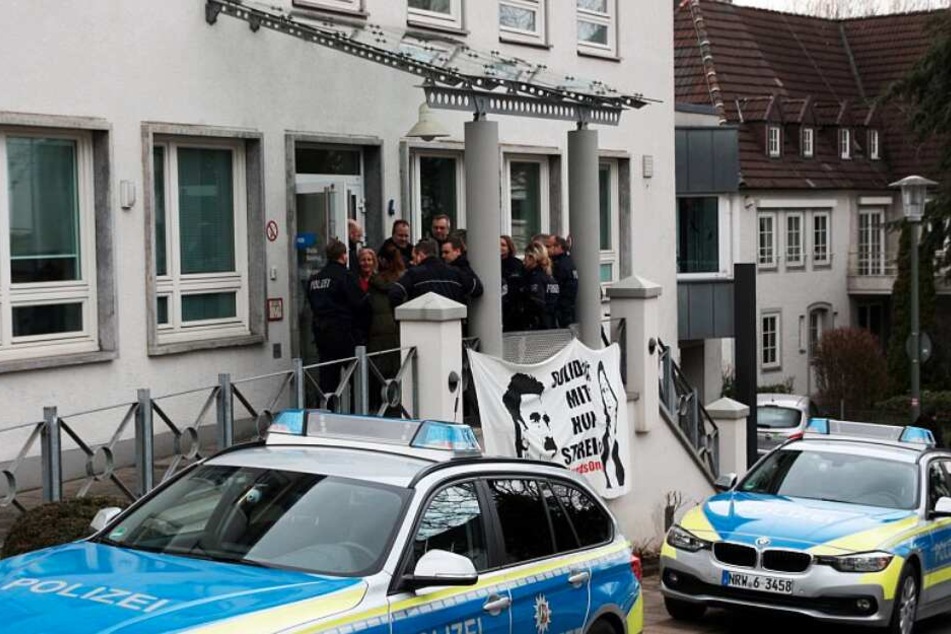 Die Demonstranten auch ein Banner aufgehängt.